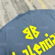 巴黎 BLC 23SS 秀款 膠帶 繃帶logo 水洗做舊 破壞 短袖T恤 藍灰色：圖片 16