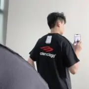 【現貨】巴黎 BLC 24SS 膠帶 繃帶logo 3B刺繡字母 前後穿兩用式 拼接短袖T恤：圖片 7