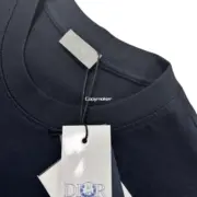 【現貨】D1OR x HYLTON NEL 25SS 聯名草寫字母logo 短袖T恤 深藍：圖片 7