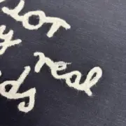 【現貨】D1OR x HYLTON NEL 25SS 聯名草寫字母logo 短袖T恤 深藍：圖片 9