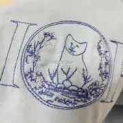 【618新品】D1OR x HYLTON NEL 25SS 聯名貓咪刺繡 短袖T恤 二色：圖片 14