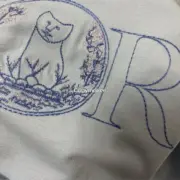 【618新品】D1OR x HYLTON NEL 25SS 聯名貓咪刺繡 短袖T恤 二色：圖片 15