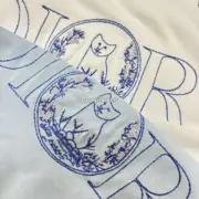 【618新品】D1OR x HYLTON NEL 25SS 聯名貓咪刺繡 短袖T恤 二色：圖片 16