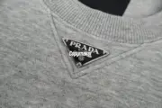 【預售】【2026新年福利】PRA 23FW 素色簡約 三角標小logo 鐵牌 大學T圓領衛衣長袖 灰色：圖片 4