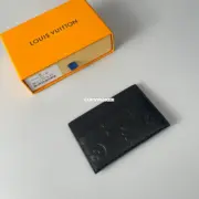 【預售】1V Monogram Shadow 經典老花壓紋壓花 卡套卡包卡夾小包 牛皮 黑色：圖片 3