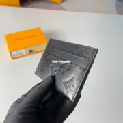 【預售】1V Monogram Shadow 經典老花壓紋壓花 卡套卡包卡夾小包 牛皮 黑色：圖片 4