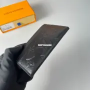 【預售】1V Monogram Shadow 經典老花壓紋壓花 卡套卡包卡夾小包 牛皮 黑色：圖片 5