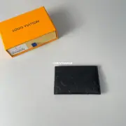 【預售】1V Monogram Shadow 經典老花壓紋壓花 卡套卡包卡夾小包 牛皮 黑色：圖片 8