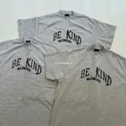 【福利回饋】巴黎 BLC 23SS Be kind 補丁刺繡做舊破壞 logo字母 短袖T恤 灰色：圖片 6